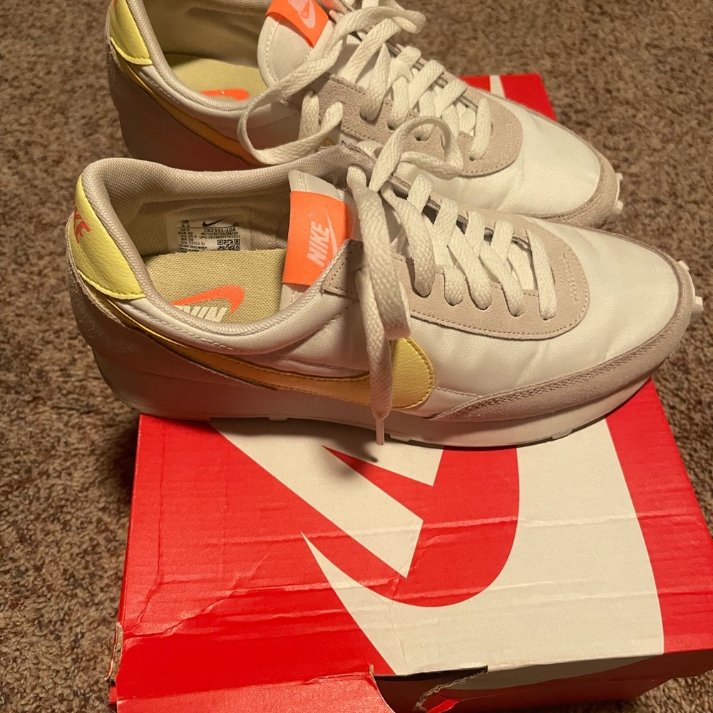 Womens Nike daybreak size 8.5